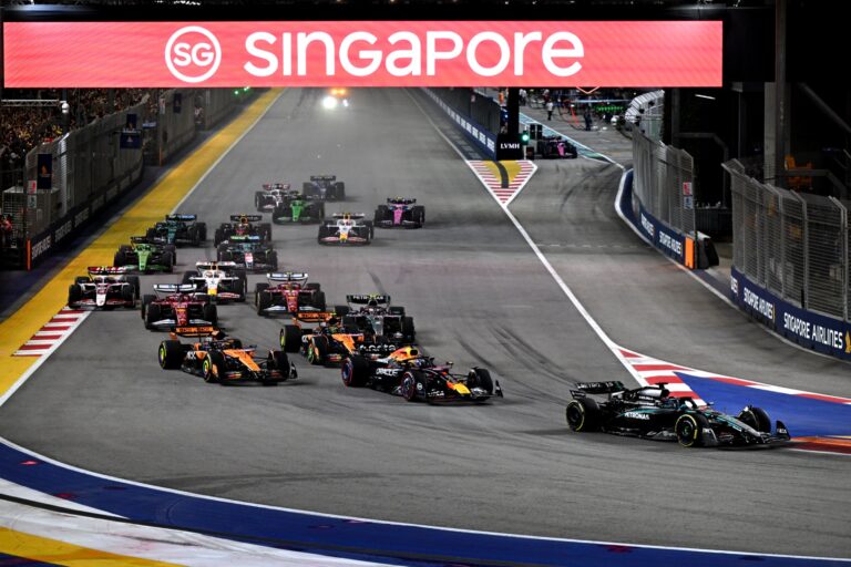 SINGAPORE, SINGAPORE - OCTOBER 05: George Russell of Great Britain driving the (63) Mercedes AMG Petronas F1 Team W16 leads Max Verstappen of the Netherlands driving the (1) Oracle Red Bull Racing RB21 Oscar Piastri of Australia driving the (81) McLaren MCL39 Mercedes Lando Norris of Great Britain driving the (4) McLaren MCL39 Mercedes and the rest of the field at the start during the F1 Grand Prix of Singapore at Marina Bay Street Circuit on October 05, 2025 in Singapore, Singapore. (Photo by Sam Bagnall/Sutton Images)